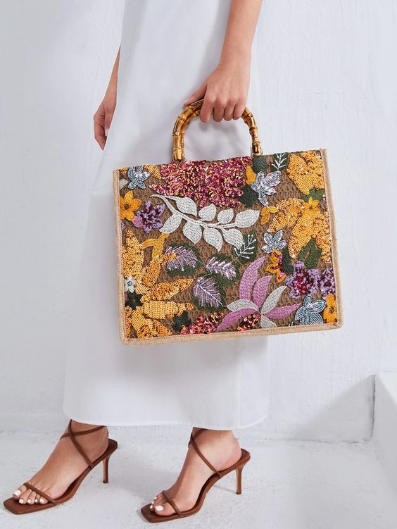 cartera de paja con diseño floral