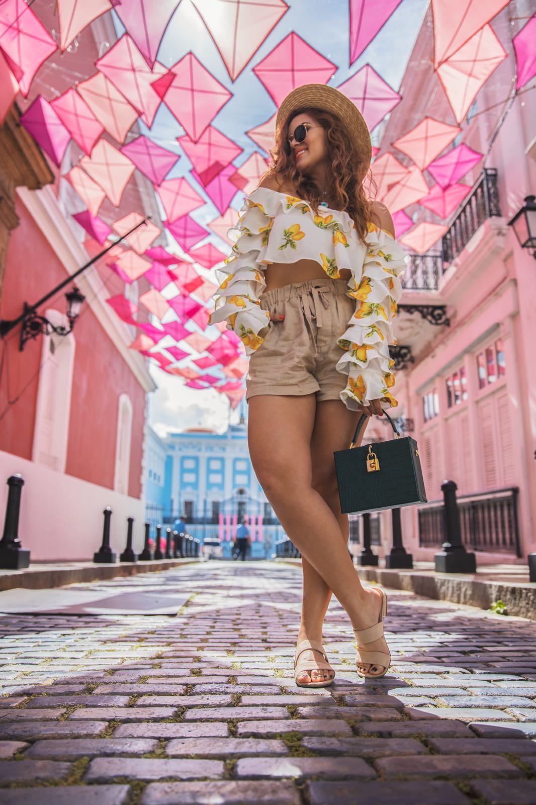 Nathasha Bonet, Viejo San Juan, Calle Fortaleza, Sombrillas rosas