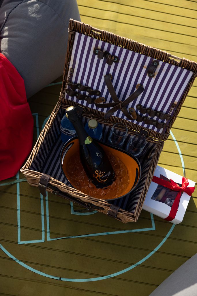 Prosecco y Charcuterie Box como parte del Sunset Floating